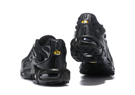 נעלי נייק-NIKE AIR MAX PLUS TN-BLACK
