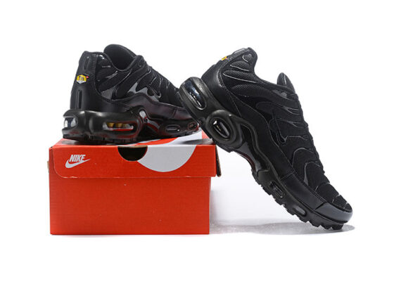 נעלי נייק-NIKE AIR MAX PLUS TN-BLACK