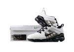 נעלי נייק-NIKE AIR VAPROMAX 2019 - WHITE-BLACK LOGO