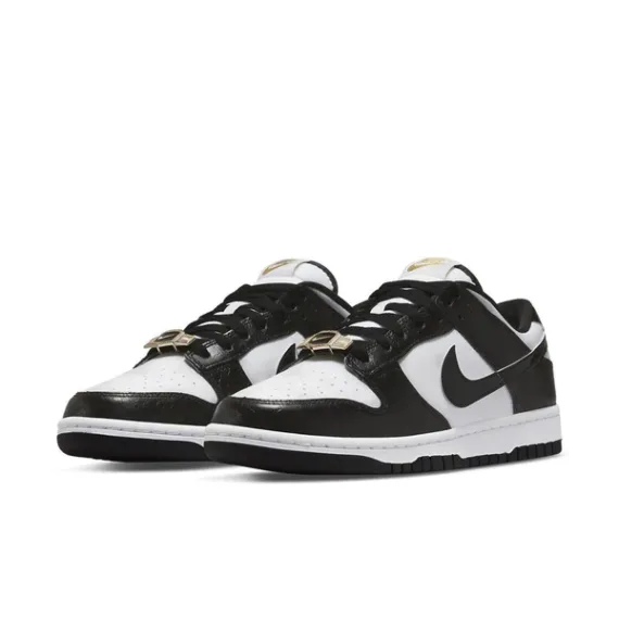 NIKE DUNK LOW SE WORLD CHAMPS BLACK WHITE